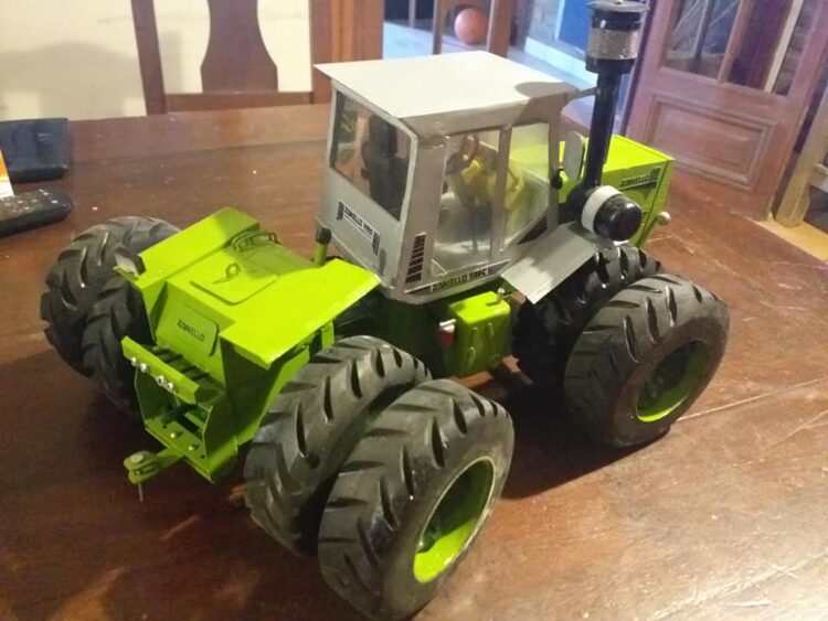 Un fierrero en miniatura: Pablo Bigo es metalúrgico y hace réplicas exactas de tractores, pulverizadoras, cosechadoras y tolvas