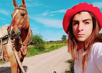 Cristina Espíndola es trans y su mejor educación fue la del campo: “Elegí domar caballos en lugar de trabajar en una esquina de Buenos Aires”