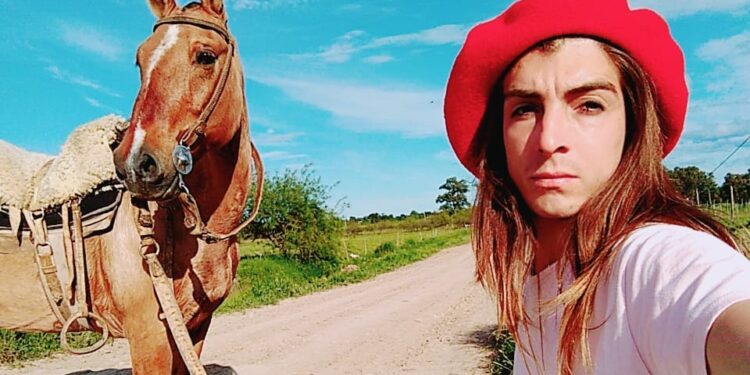 Cristina Espíndola es trans y su mejor educación fue la del campo: “Elegí domar caballos en lugar de trabajar en una esquina de Buenos Aires”
