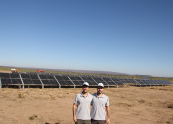 Dos hermanos montaron en plena pandemia una empresa de energías limpias y ya están instalando un parque solar para regar 30 hectáreas en Villa Dolores