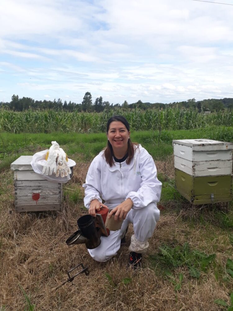 La Carola produce miel de azahares o miel de monte en el norte: Aprendió el oficio de otros apicultores y ahora se desvive por enseñar