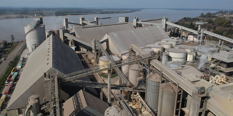 En plena cosecha gruesa, un reclamo de trabajadores de Uocra amenaza con paralizar las exportaciones agroindustriales