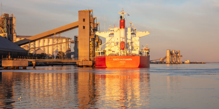 Se agrava la crisis de la bajante del Paraná: Para originar maíz en los puertos bonaerenses se pagan “premios” superiores a 40 u$s /tonelada