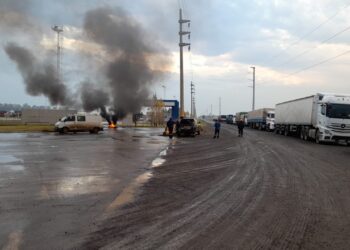 En plena cosecha gruesa se paralizaron las exportaciones agroindustriales desde el Gran Rosario por una protesta de la Uocra