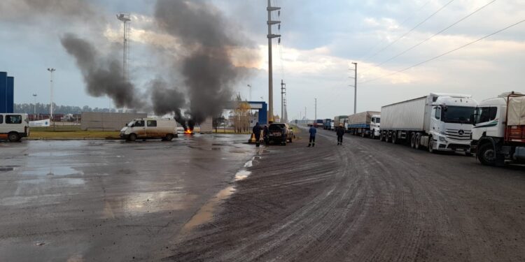 En plena cosecha gruesa se paralizaron las exportaciones agroindustriales desde el Gran Rosario por una protesta de la Uocra