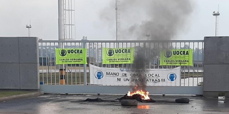 En plena cosecha gruesa se paralizaron las exportaciones agroindustriales desde el Gran Rosario por una protesta de la Uocra