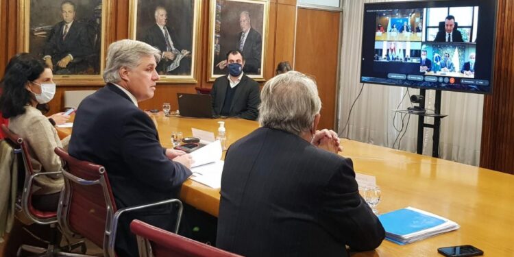 Terremoto diplomático: El gobierno uruguayo decidió “patear el tablero” para anunciar a sus socios del Mercosur que comenzará a negociar por su cuenta acuerdos comerciales