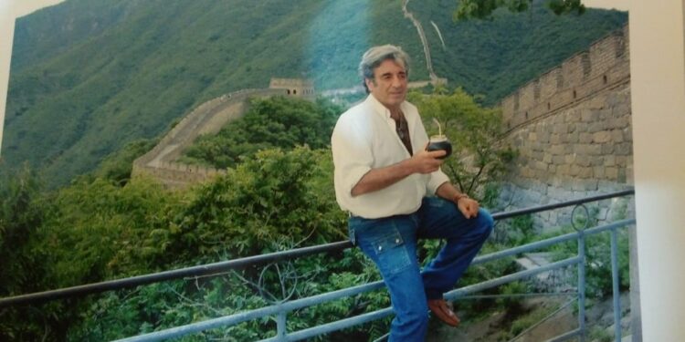 Con cinco libros publicados, el agrónomo Roberto Montechiesi se convirtió en el mayor escritor sobre la yerba mate: Relata su pasado ingresando en Siria y su futuro como bebida soluble