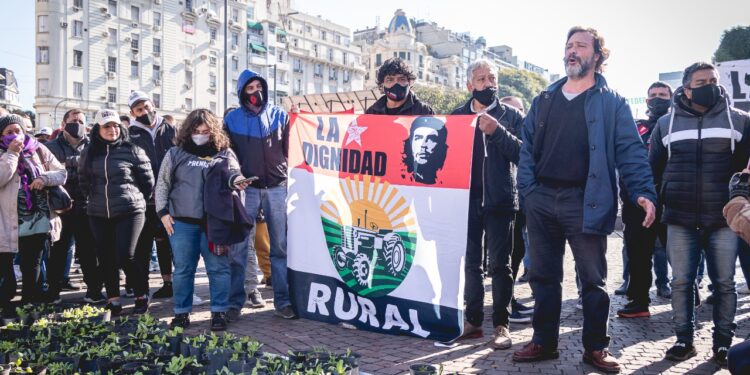 Marcharon al Obelisco para exigir el acceso a tierras fiscales ociosas con el propósito de crear “10.000 huertas”