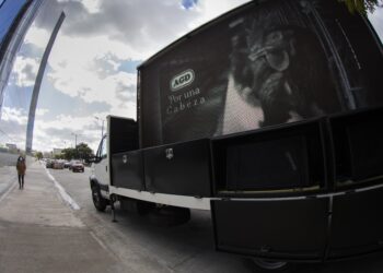 Un tango para AGD: Con Gardel de fondo, reclaman que una productora nacional de mayonesa desista de los huevos de gallinas criadas en jaula