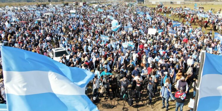 Para bajar el tono de las críticas en el acto de San Nicolás, el gobierno prometió una mayor apertura exportadora para la vaca conserva