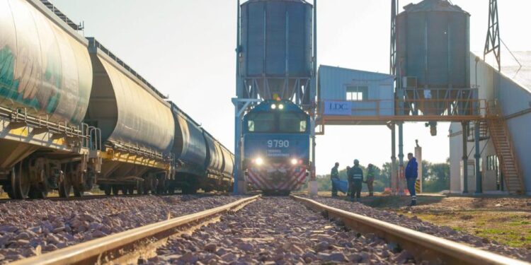 Dreyfus inauguró en el corazón del Chaco un desvío para enviar granos por el Belgrano Cargas