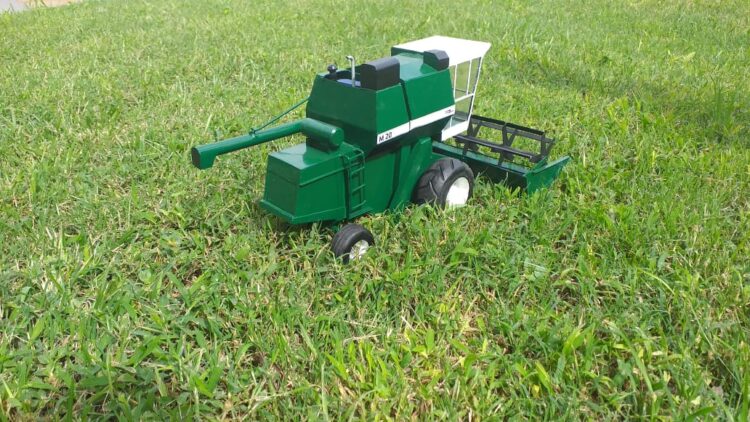 Un fierrero en miniatura: Pablo Bigo es metalúrgico y hace réplicas exactas de tractores, pulverizadoras, cosechadoras y tolvas