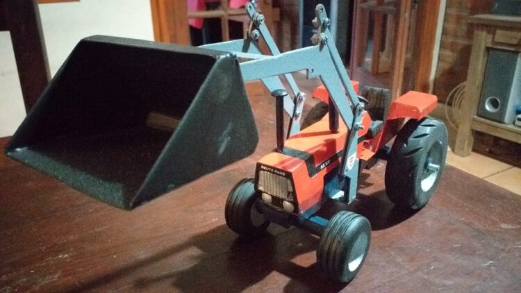 Un fierrero en miniatura: Pablo Bigo es metalúrgico y hace réplicas exactas de tractores, pulverizadoras, cosechadoras y tolvas