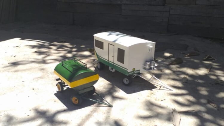 Un fierrero en miniatura: Pablo Bigo es metalúrgico y hace réplicas exactas de tractores, pulverizadoras, cosechadoras y tolvas