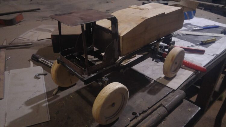 Un fierrero en miniatura: Pablo Bigo es metalúrgico y hace réplicas exactas de tractores, pulverizadoras, cosechadoras y tolvas