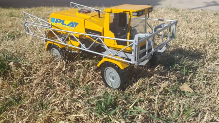 Un fierrero en miniatura: Pablo Bigo es metalúrgico y hace réplicas exactas de tractores, pulverizadoras, cosechadoras y tolvas