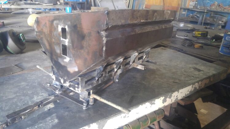 Un fierrero en miniatura: Pablo Bigo es metalúrgico y hace réplicas exactas de tractores, pulverizadoras, cosechadoras y tolvas