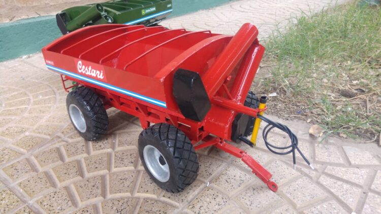 Un fierrero en miniatura: Pablo Bigo es metalúrgico y hace réplicas exactas de tractores, pulverizadoras, cosechadoras y tolvas