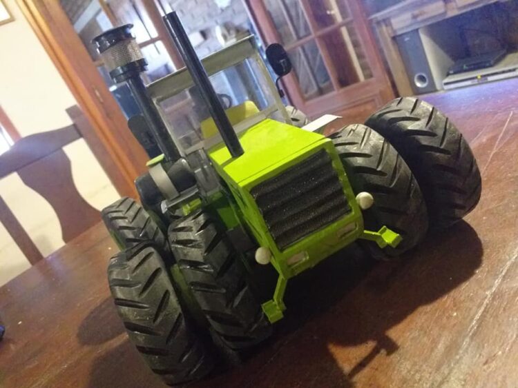 Un fierrero en miniatura: Pablo Bigo es metalúrgico y hace réplicas exactas de tractores, pulverizadoras, cosechadoras y tolvas