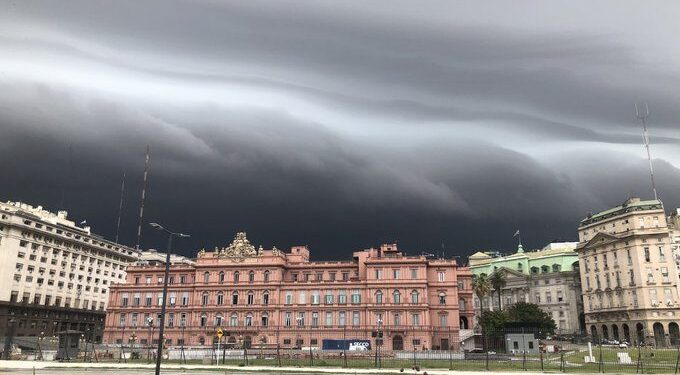 Drama: Los impuestos que aíslan a la Argentina con el resto del mundo representan más de un tercio de la recaudación total