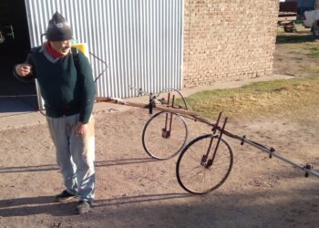 La historia detrás de la foto: Un productor cordobés diseñó una pulverizadora con ruedas de bicicleta y “gomas anti pinchado”