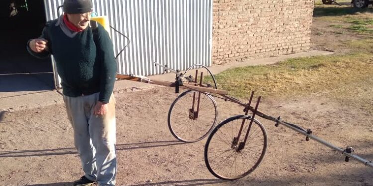 La historia detrás de la foto: Un productor cordobés diseñó una pulverizadora con ruedas de bicicleta y “gomas anti pinchado”