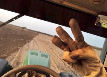 El “saludo trípode” gana cada vez más fuerza como modo de rechazo a las políticas agropecuarias de Alberto y Cristina