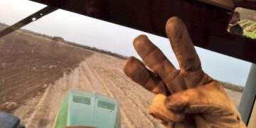 El “saludo trípode” gana cada vez más fuerza como modo de rechazo a las políticas agropecuarias de Alberto y Cristina