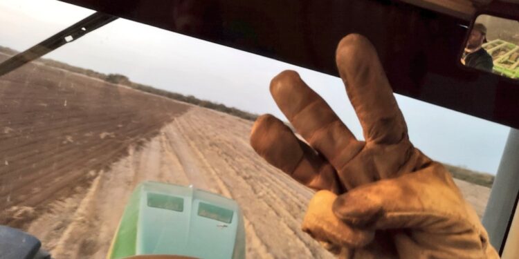 El “saludo trípode” gana cada vez más fuerza como modo de rechazo a las políticas agropecuarias de Alberto y Cristina