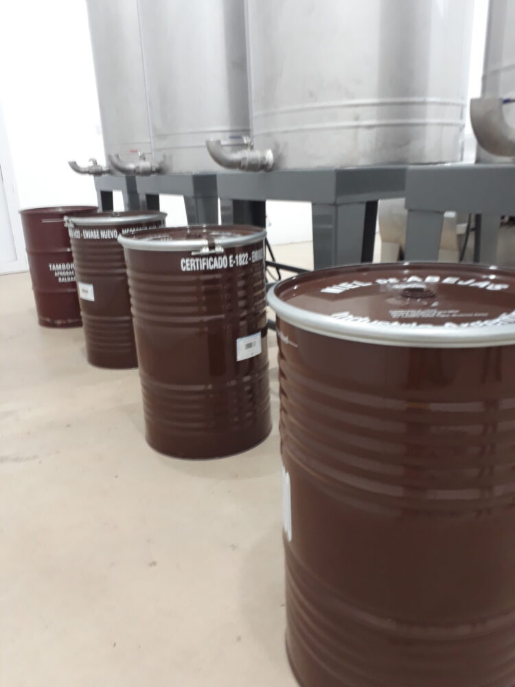 Leandro Graziano es tercera generación de apicultores y se animó a producir orgánico con 500 colmenas en La Pampa