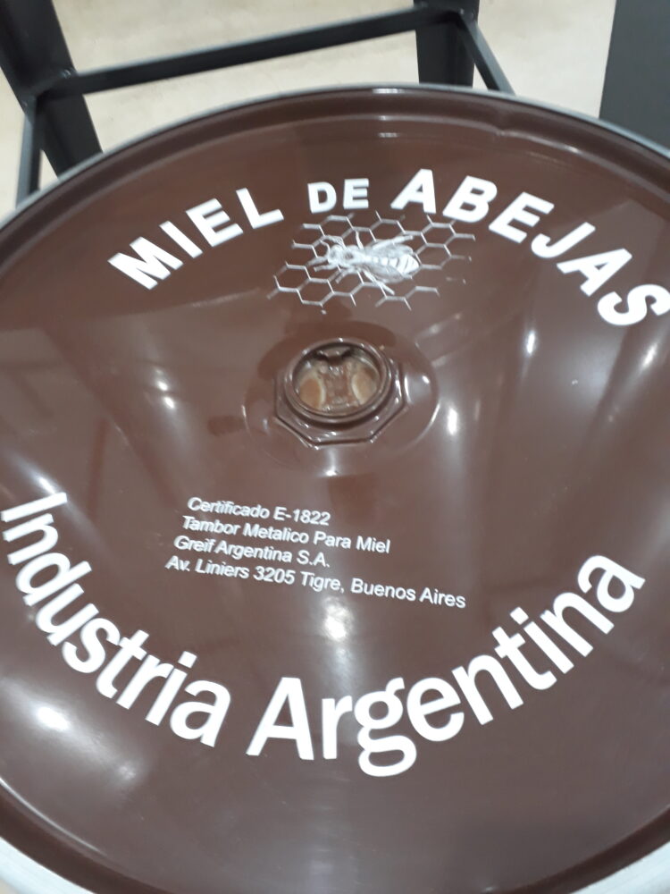 Leandro Graziano es tercera generación de apicultores y se animó a producir orgánico con 500 colmenas en La Pampa