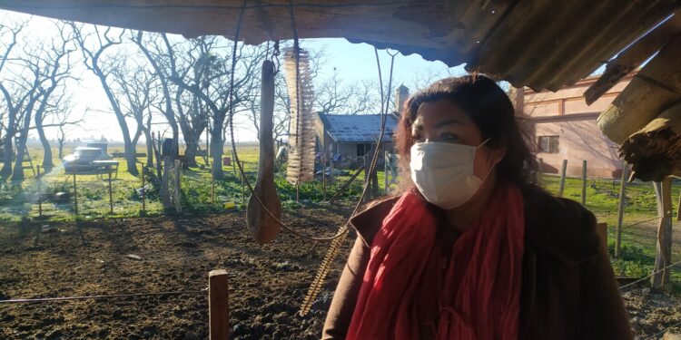 Elena Trucco quedó viuda y comenzó a ordeñar una vaca para ahorrar la leche de sus hijos: Ya cumplió un año al frente de un pequeño tambo que les asegura subsistencia y dignidad