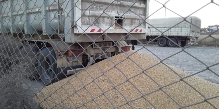 Sexto día consecutivo sin poder enviar camiones a los puertos de Bahía Blanca y Quequén por los piquetes de transportistas