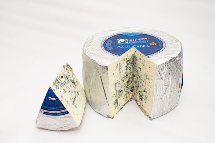 La familia Espain produce quesos de cabra en Treinta de Agosto: Tienen 800 caprinos de la raza Saanen y han inventado hasta un queso azul con esa particular leche