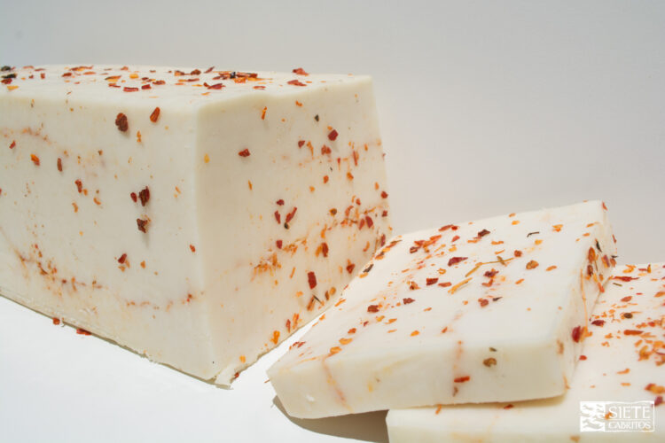 La familia Espain produce quesos de cabra en Treinta de Agosto: Tienen 800 caprinos de la raza Saanen y han inventado hasta un queso azul con esa particular leche