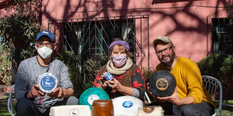 La familia Espain produce quesos de cabra en Treinta de Agosto: Tienen 800 caprinos de la raza Saanen y han inventado hasta un queso azul con esa particular leche