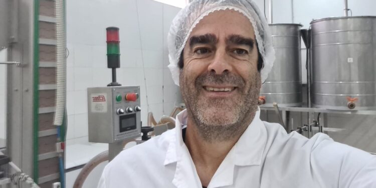 Ricardo Parra es apicultor y presidente del Movimiento Orgánico: “Cuando uno compra elige el mundo en el que quiere vivir”