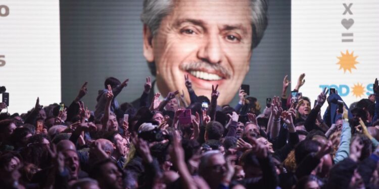 Alberto no lo debe poder creer: Trabajadores y empresarios lo felicitan por haber tomado una medida