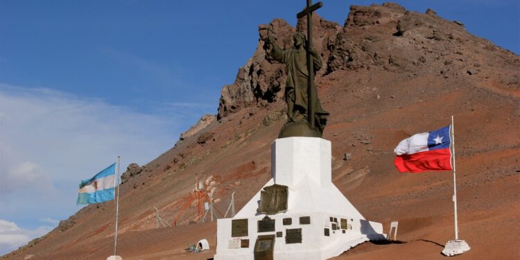 Manual de ayuda al aduanero: Sospeche si algo que sale de Argentina a 285 dólares luego ingresa a Chile a 880 y además tercerizado vía Estados Unidos