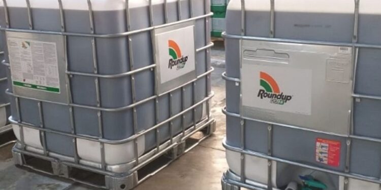 ¿No era que había que agujerearlos? Bayer presentó el primer envase de glifosato que se puede volver a usar y ahorra el agua del triple lavado