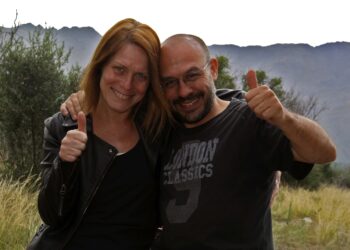 Adrián y Patricia dejaron la Capital Federal para producir gírgolas de invernadero en el valle cordobés de Traslasierra y fomentan la cultura honguera con marca propia