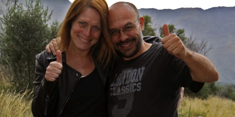 Adrián y Patricia dejaron la Capital Federal para producir gírgolas de invernadero en el valle cordobés de Traslasierra y fomentan la cultura honguera con marca propia