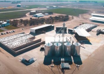 La empresa de nutrición animal Biofarma inauguró un centro de experimentación en nutrición que incluye una escuela y hasta un biodigestor