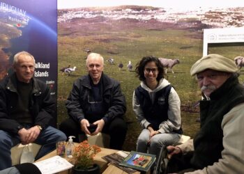 Otra vez la Embajada británica armó un pabellón sobre las “Islas Falklands” en la Expo Prado de Uruguay para mojarle la oreja a la Argentina