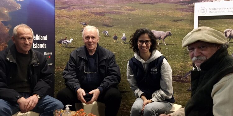 Otra vez la Embajada británica armó un pabellón sobre las “Islas Falklands” en la Expo Prado de Uruguay para mojarle la oreja a la Argentina