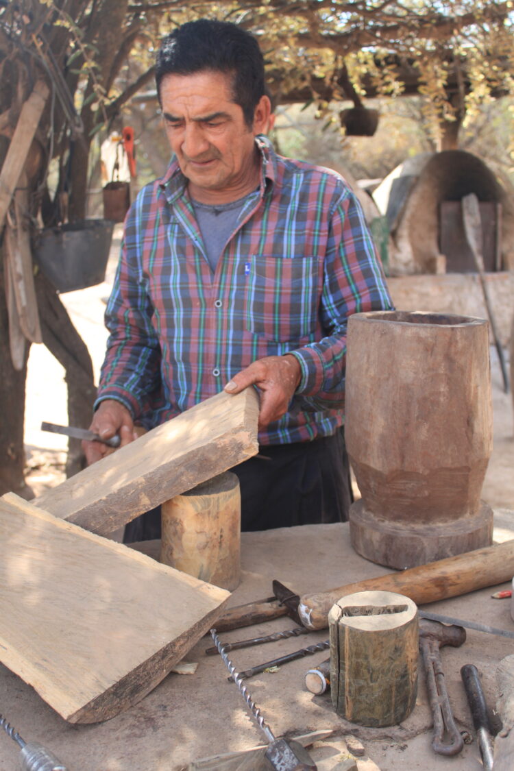 Vivir a las puertas de El Impenetrable: Pancho y Vitalina hacen aperos, guardamontes, morteros de palo santo y otros “trabajos de monte”
