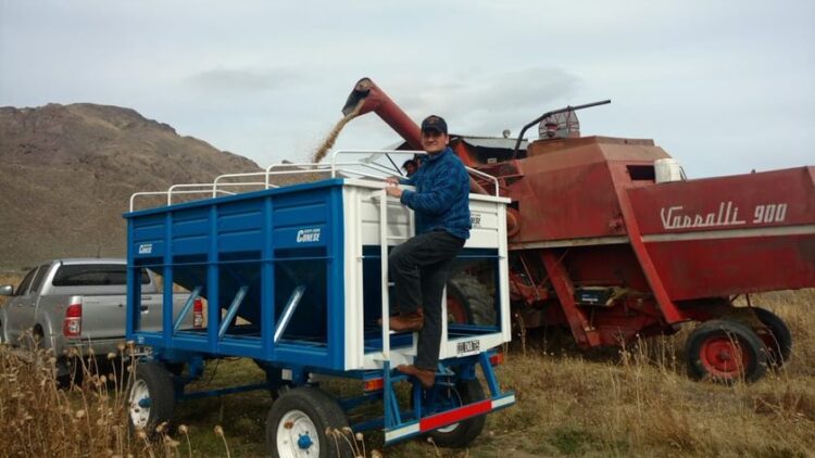 Néstor y Lila crearon la primera destilería de whisky de malta del país y son pioneros en la siembra de cebadas especiales en Chubut