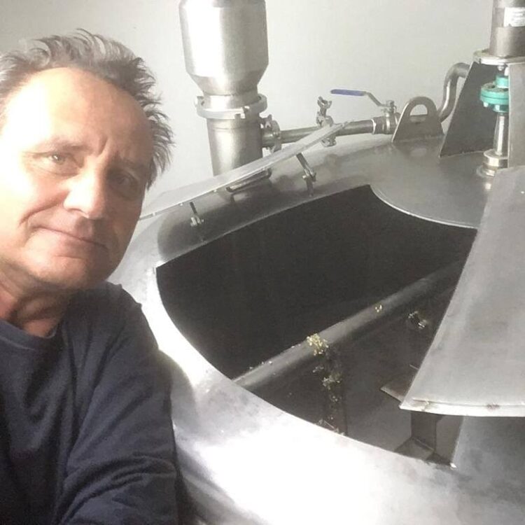 Néstor y Lila crearon la primera destilería de whisky de malta del país y son pioneros en la siembra de cebadas especiales en Chubut