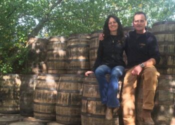 Néstor y Lila crearon la primera destilería de whisky de malta del país y son pioneros en la siembra de cebadas especiales en Chubut